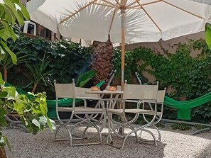 Outdoor dining -  30m² studio 90m from the beach in Chania Self Check‑in Parking Garden Fast WiFi (Chania)