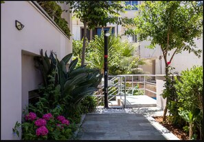 Property grounds -  30m² studio 90m from the beach in Chania Self Check‑in Parking Garden Fast WiFi (Chania)
