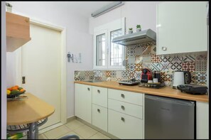 Private kitchen -  30m² studio 90m from the beach in Chania Self Check‑in Parking Garden Fast WiFi (Chania)