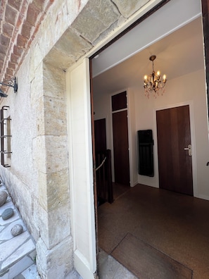 Interior - Middle room with shared bathroom (Auch)
