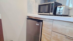 Eine kleine Küche mit Mikrowelle, Toaster und Geschirrspüler.