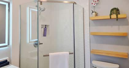 Small Cozy Private Studio Hayward Center 22417A