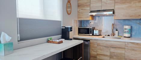 Réfrigérateur, micro-ondes, four, plaque de cuisson