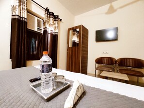 Basic Double Room | Desk, laptop workspace, free WiFi