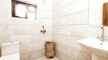 Basic Double Room | Bathroom