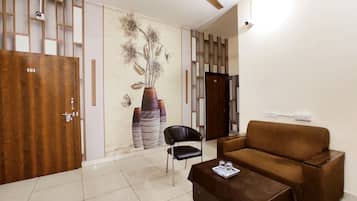 Basic Double Room | Living area