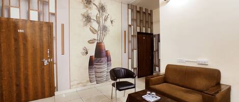 Basic Double Room | Living area