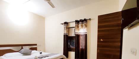 Chambre de base double | Bureau, espace de travail pour ordinateurs portables