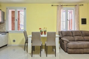 Comfort Double Room, Patio | Living area - Venice House (Mestre)