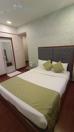 Deluxe kamer, uitzicht op zwembad | Gratis wifi