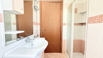 Bidet, towels