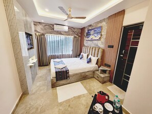Desk, soundproofing, free WiFi - The Greenstar Inn Premium (Bhubaneshwar)