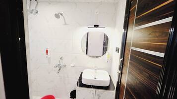 Suite | Badkamer | Een douche, handdoeken, zeep, shampoo