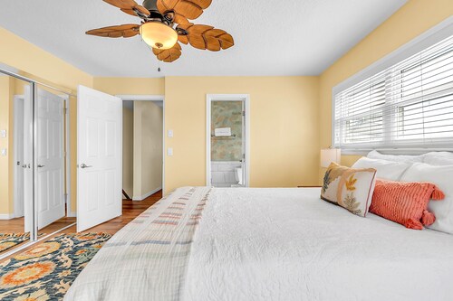 🌴Easy Walk to Beach🐬3 Story Villa🌞2 Balconies🐠Bayview Villas 101