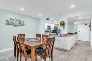 Dining - 🌞Beachfront Building🐬Across the Street from John's Pass🌴Madeira Norte 406 (Madeira Beach)