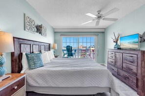 2 bedrooms, iron/ironing board, free WiFi, bed sheets - 🌞Beachfront Building🐬Across the Street from John's Pass🌴Madeira Norte 406 (Madeira Beach)