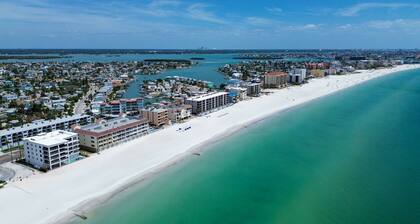 🏖️~175ft To Beach Access🐬Waterway Views🌴Pool/Fishing Dock🐠Skyline Of Madeira 306