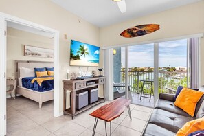 Smart TV - 🏖️~175ft To Beach Access🐬Waterway Views🌴Pool/Fishing Dock🐠Skyline Of Madeira 306 (Madeira Beach)