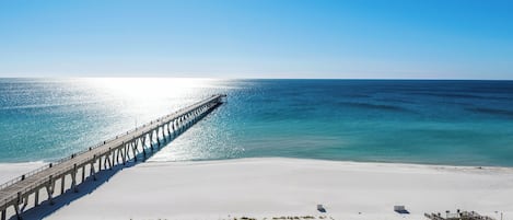 På stranden