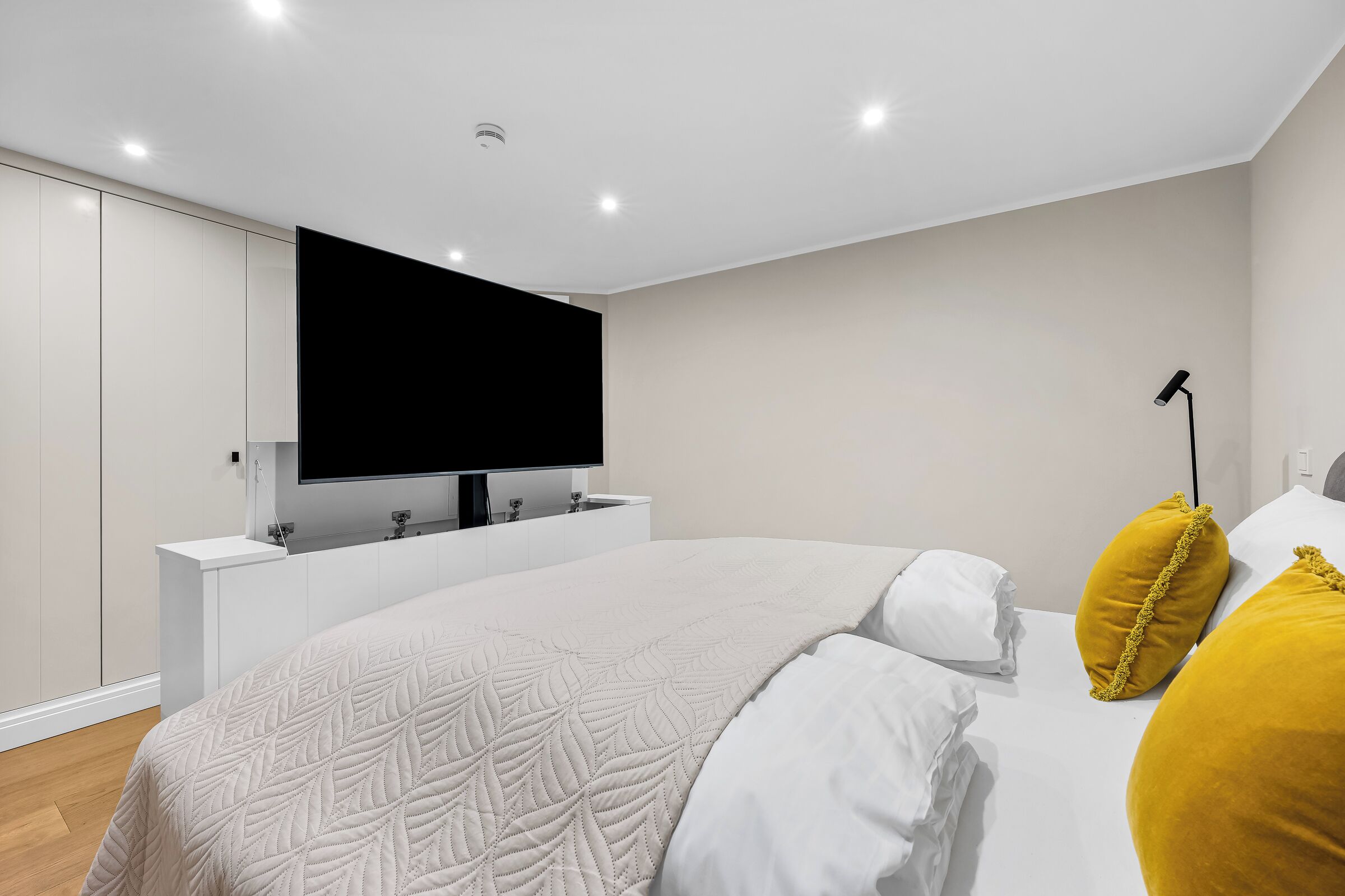 3 Schlafzimmer, Schreibtisch, Bügeleisen/Bügelbrett, Reisekinderbett