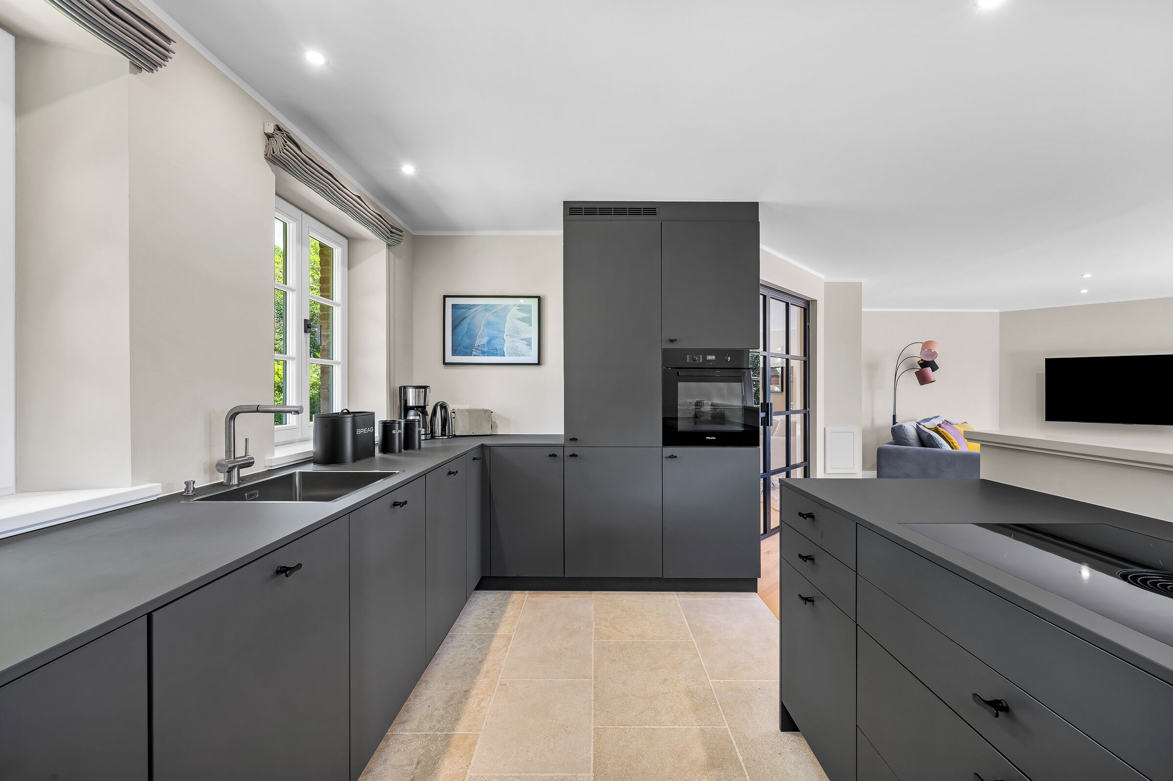 Coffee/tea maker, fridge, oven, stovetop