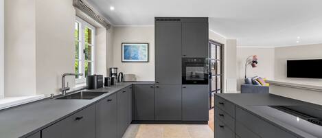 Coffee/tea maker, fridge, oven, stovetop