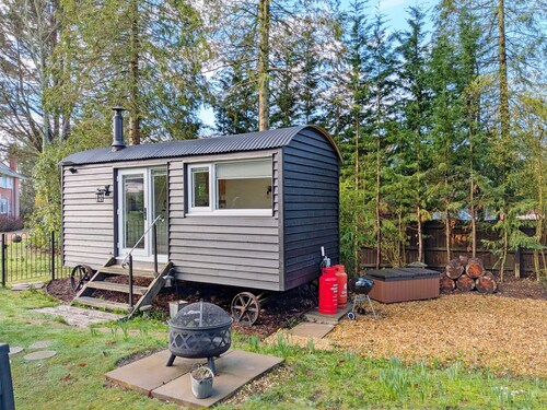 A lodge/cabin that sleeps 2 guests  in 1 bedroom