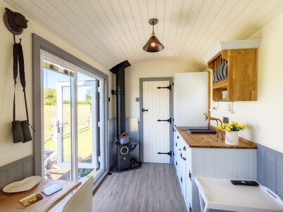 A lodge/cabin that sleeps 2 guests in 1 bedroom - 3 nights for the price of 2 nights in July!