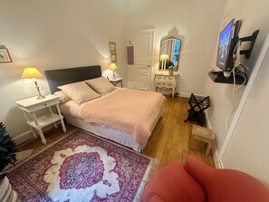 2 bedrooms, iron/ironing board, Internet, bed sheets - Chic apartment near the Champs Elysées (Paris)