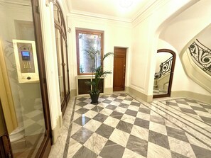 Interior - Chic apartment near the Champs Elysées (Paris)