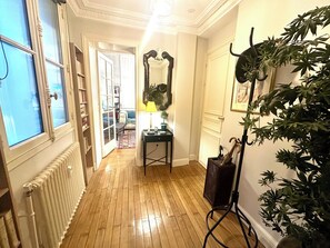 Interior - Chic apartment near the Champs Elysées (Paris)