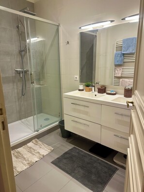 Shower, hair dryer, towels, soap - Chic apartment near the Champs Elysées (Paris)