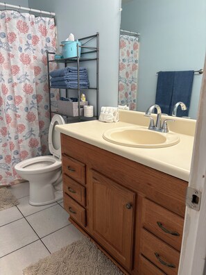 Hair dryer, towels, toilet paper - Welcome to Margaritaville, Where it’s always 5 o’clock! Steps from the beach! (Panama City Beach)