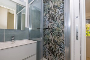 Secadora de cabello, toallas, papel de baño 