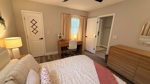 2 bedrooms, desk, free WiFi, bed sheets - Chic Coastal Bungalow-Fully Furnished-Quiet Retreat Near Downtown (Savannah)