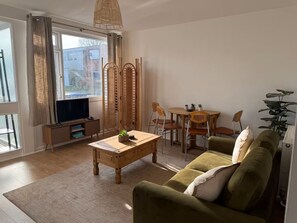 Smart TV, books - Modern Gem with Parking | Walk to City Centre (Canterbury)