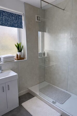 Shower, hair dryer, towels, soap - Modern Gem with Parking | Walk to City Centre (Canterbury)