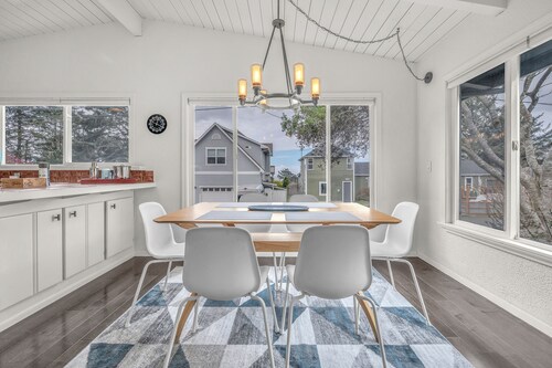 Beach Nest: Modern Coastal Getaway Near Ocean, Trails & Dining