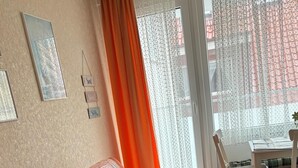 Un salon avec un canapé, une table et des chaises.