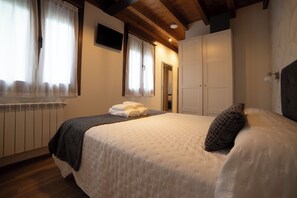 2 quartos, ferros/tábuas de passar roupa, berço de viagem