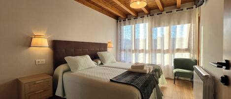 2 bedrooms, iron/ironing board, travel crib, WiFi (free)
