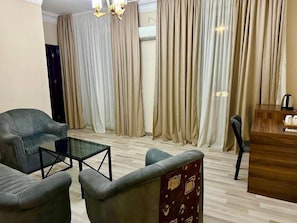 Suite, Balkon, Stadtblick | Wohnbereich