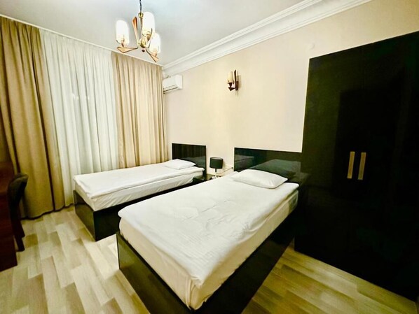 Zweibettzimmer, Balkon, Stadtblick