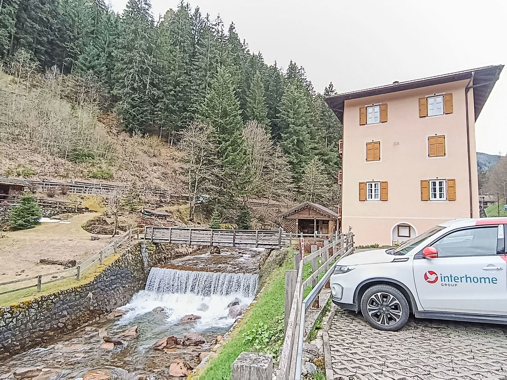 Parkplätze auf dem Gelände