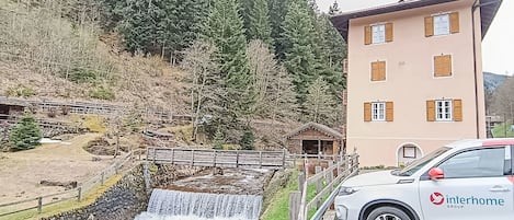 Parkplätze auf dem Gelände