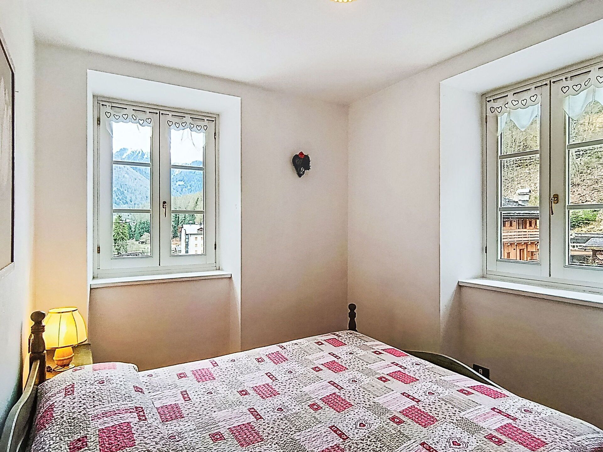 2 bedrooms, travel crib, free WiFi