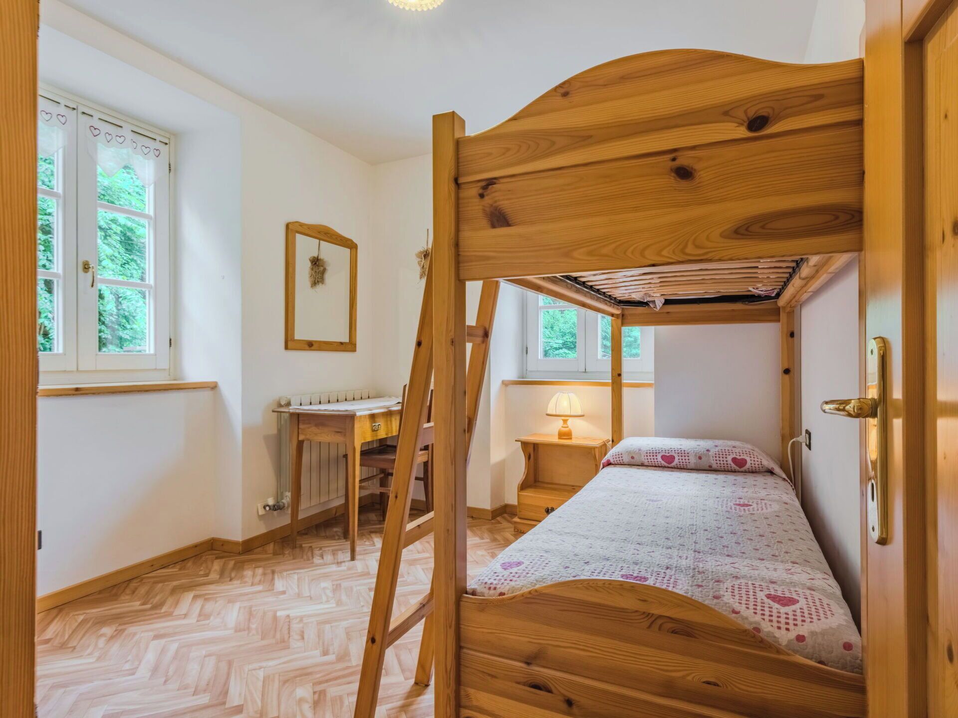 2 bedrooms, travel crib, free WiFi