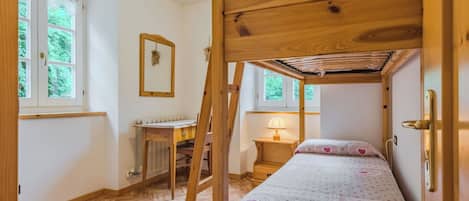 2 bedrooms, travel crib, free WiFi