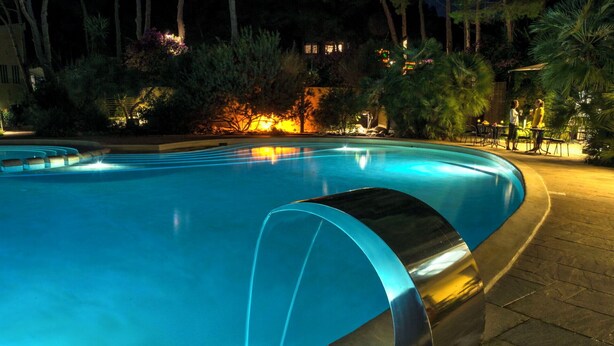 Una piscina amb vora corba i estructura metàl·lica.