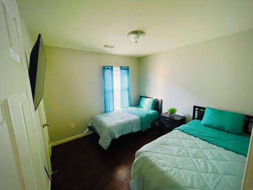 Spacious 4-bedroom house in charming Houston with AC NEAR AIRPORT